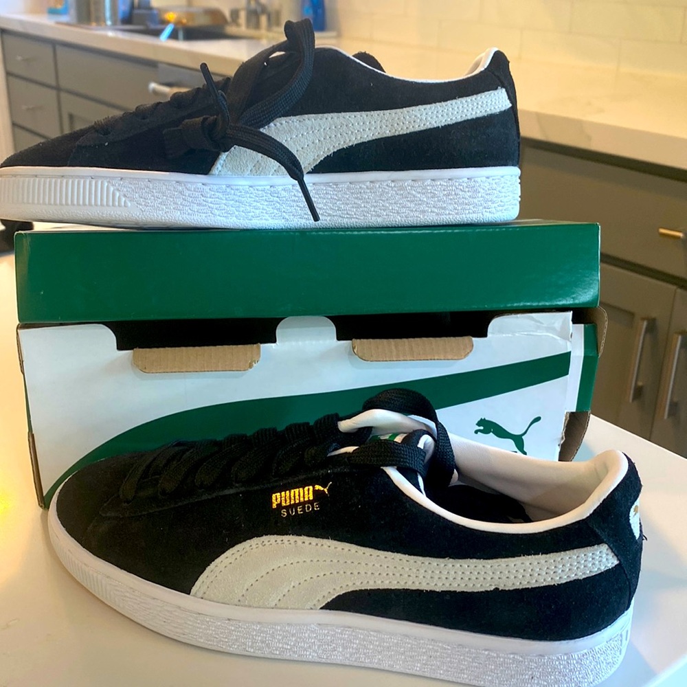 Brand new never worn Puma Suede Classics XXI. Size US 7
